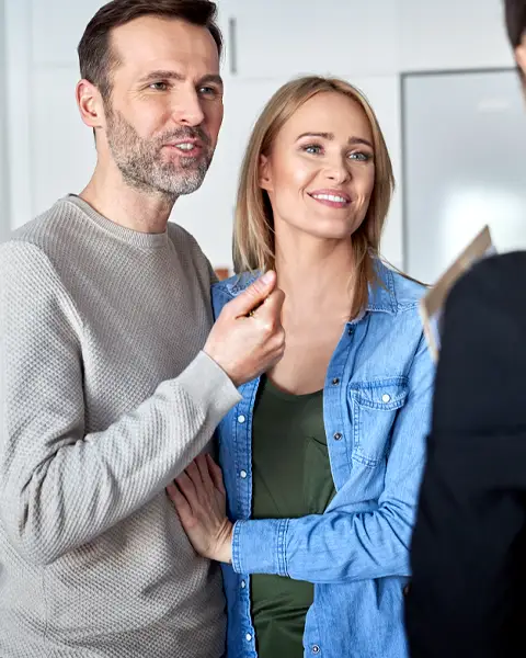 Prodavající nabízí manželskému páru byt