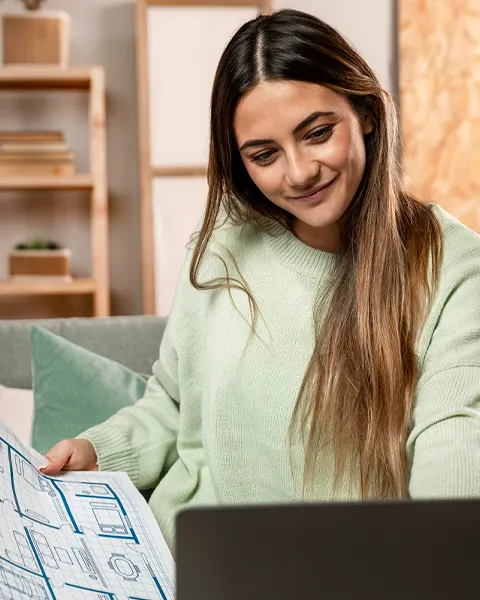 Majitelka kontroluje podklady k prodeji zděděného domu