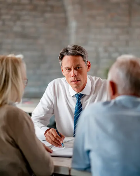 Prodavající nabízí manželskému páru byt