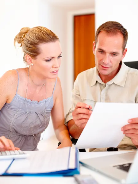 Advokát kontroluje smlouvy k prodeji nemovitosti s nájmem