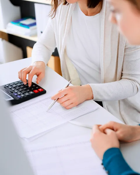 Osobní jednání v kanceláři při prodeji nemovitosti v exekuci