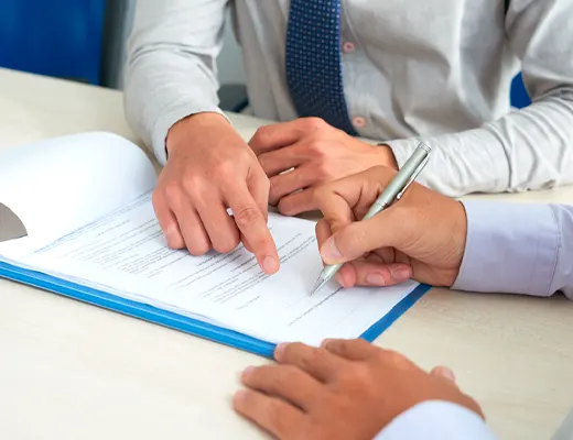 Podpis kupní smlouvy při prodeji nemovitosti s hypotékou