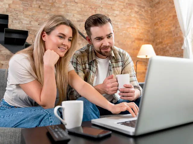 Pár doma řeší prodej zděděné nemovitosti přes notebook